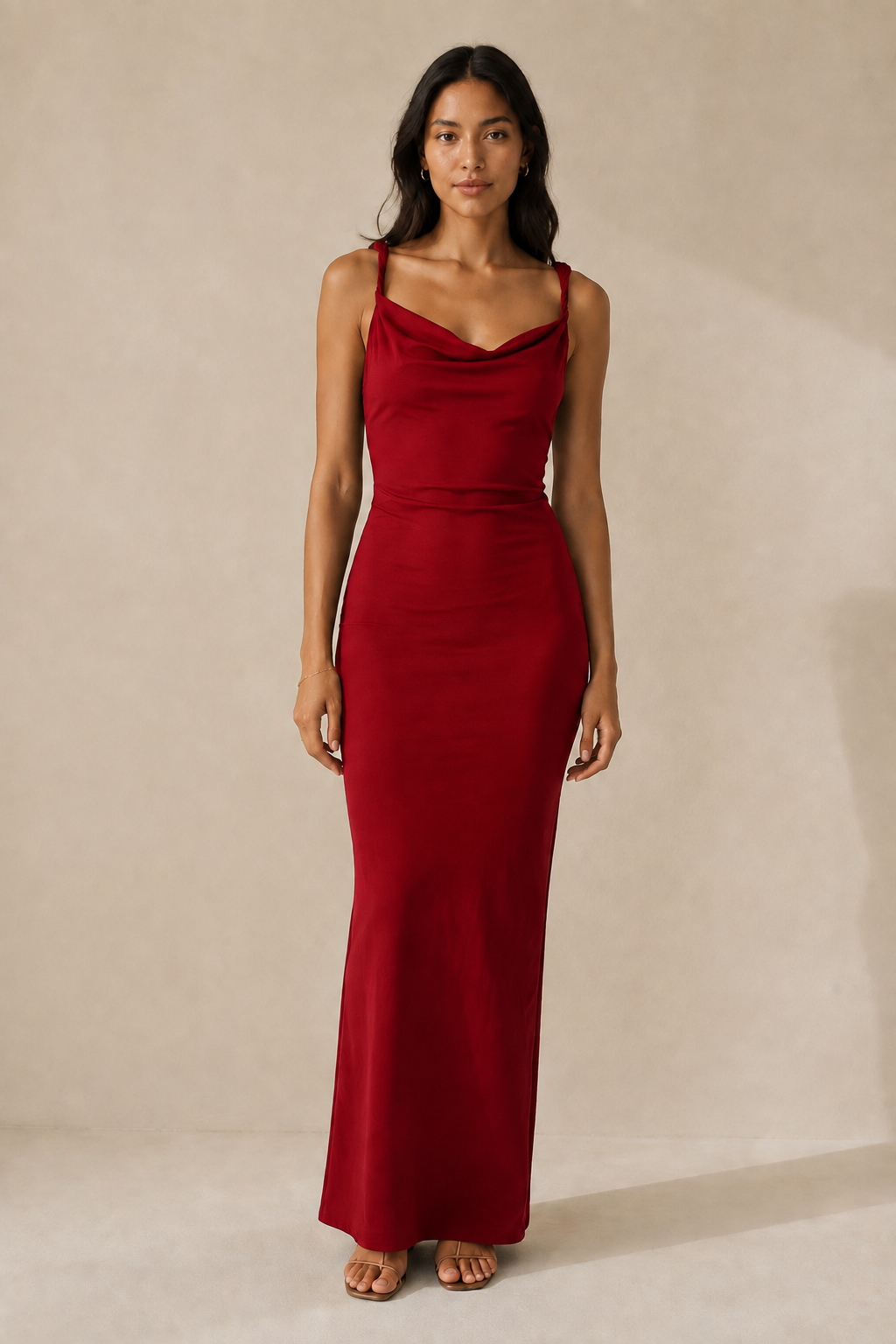 Robe longue Justine rouge portée par un mannequin