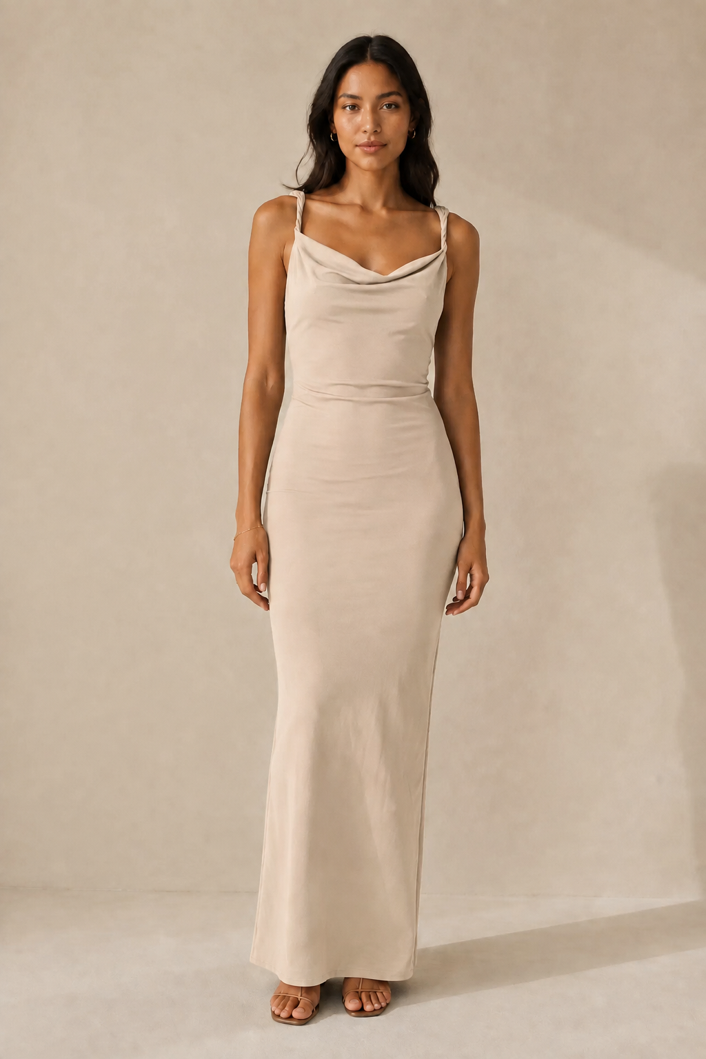 Robe longue Justine beige portée par un mannequin