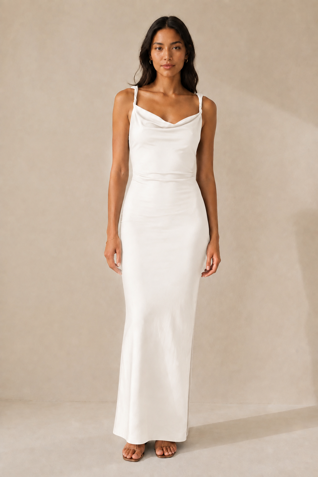 Robe longue Justine blanche portée par un mannequin