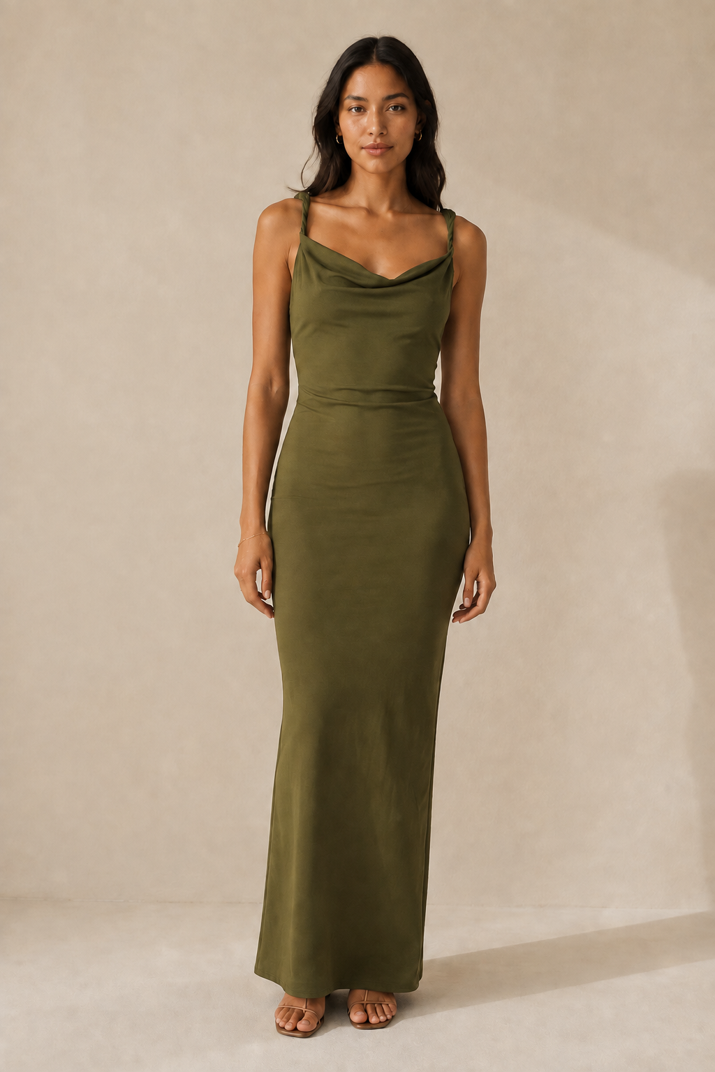 Robe longue Justine kaki portée par un mannequin