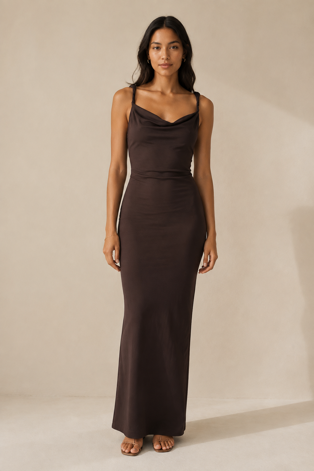 Robe longue Justine marron portée par un mannequin